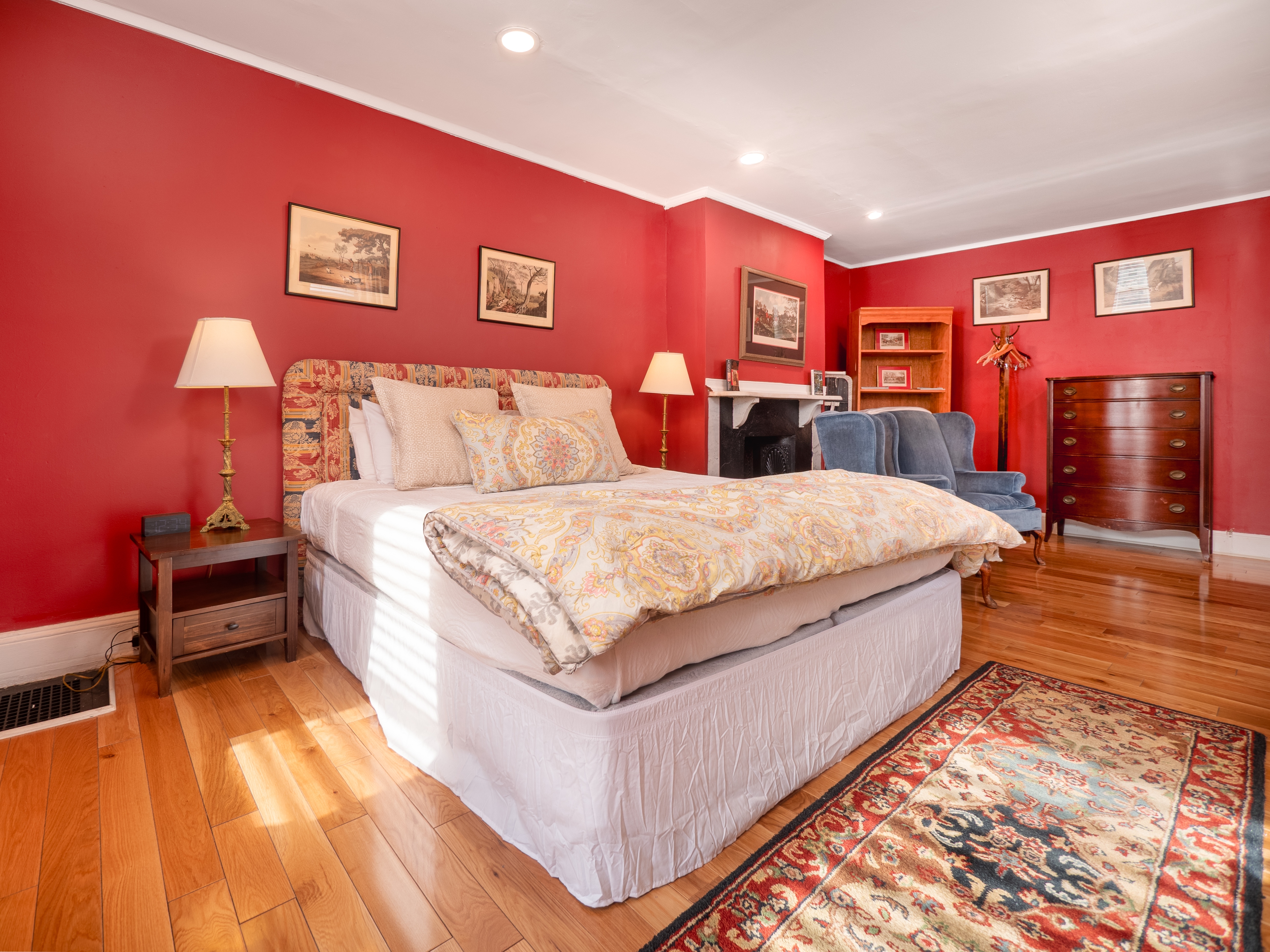 Alternative view of bedroom.